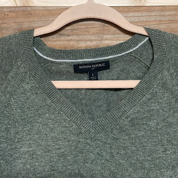 Banana Republic size L Olive Green V-neck Lightweight Soft and Stretchy Sweater - Picture 3 of 8